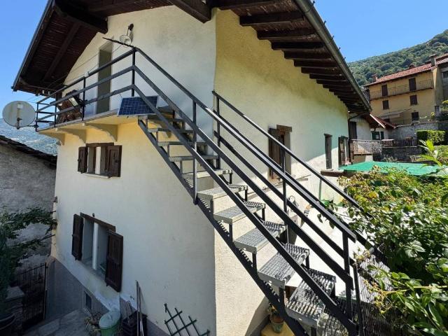 Villa Indipendente in vendita a Schignano, Lombardia