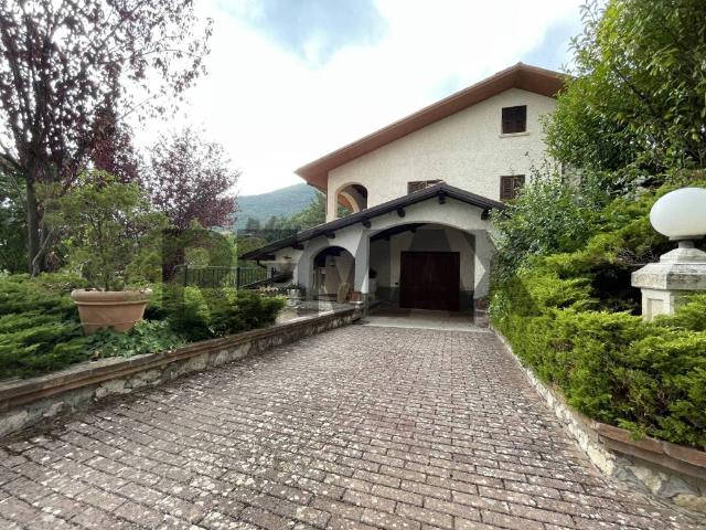 Villa Indipendente in vendita a Scoppito, Abruzzo