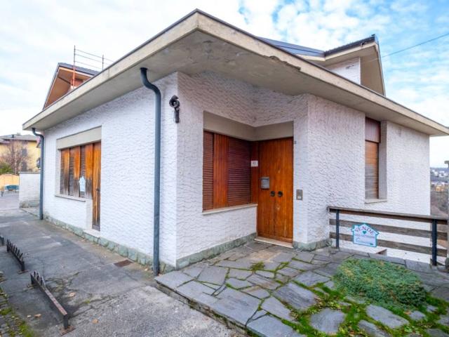 Villa Indipendente in vendita a Borgo storico Taramelli, Selvino