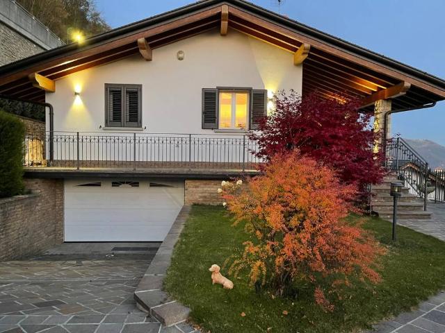 Villa Indipendente in vendita a Borgo storico Taramelli, Selvino
