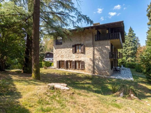 Villa Indipendente in vendita a Borgo storico Taramelli, Selvino