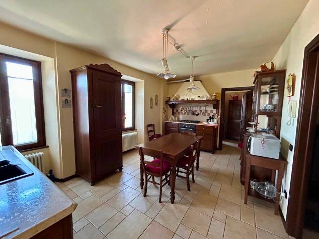 Villa Indipendente in vendita a Borgo storico Taramelli, Selvino