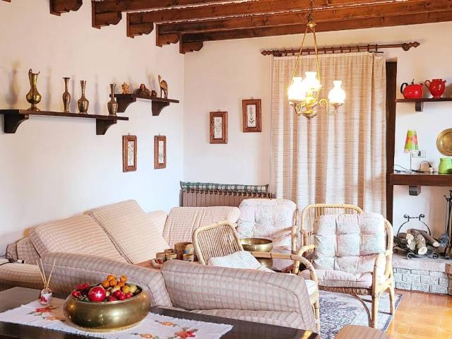Villa Indipendente in vendita a Borgo storico Taramelli, Selvino