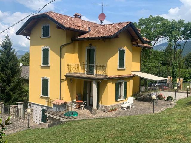 Villa Indipendente in vendita a Borgo storico Taramelli, Selvino