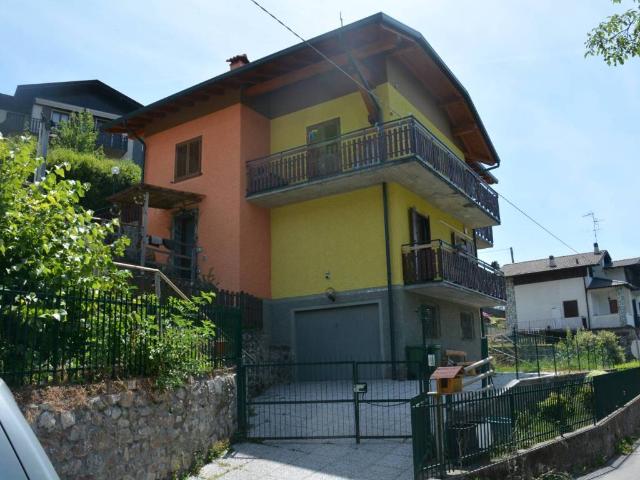Villa Indipendente in vendita a Borgo storico Taramelli, Selvino