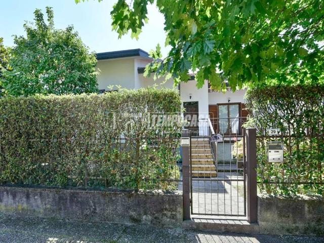 Villa Indipendente in vendita a Senna Comasco, Lombardia