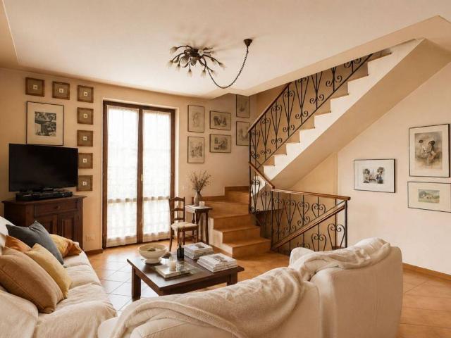 Villa Indipendente in vendita a Senna Comasco, Lombardia