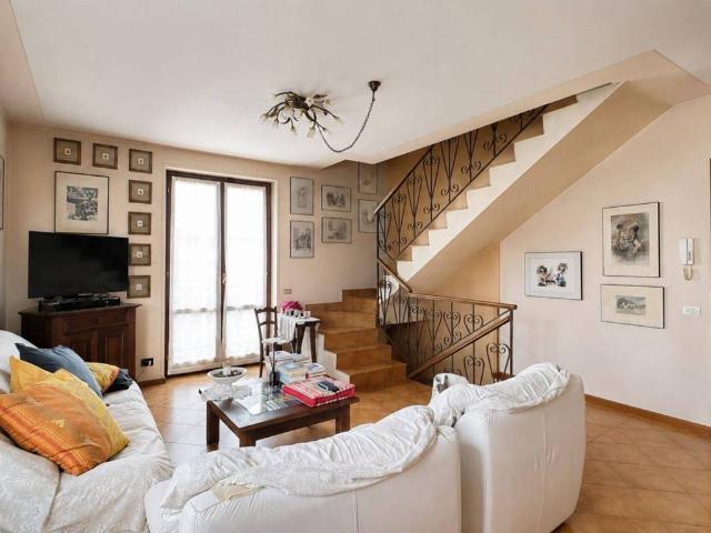 Villa Indipendente in vendita a Senna Comasco, Lombardia