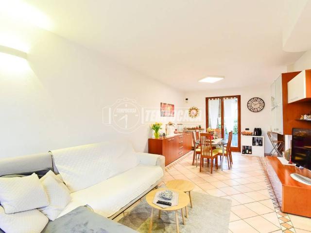 Villa Indipendente in vendita a Senna Comasco, Lombardia