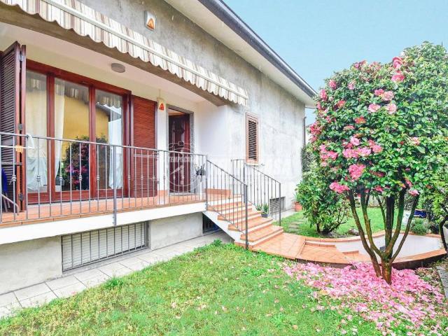 Villa Indipendente in vendita a Senna Comasco, Lombardia