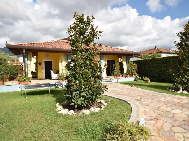 Villa Indipendente in vendita a Seravezza, Toscana