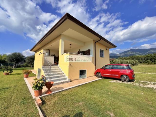 Villa Indipendente in vendita a Querceta, Seravezza