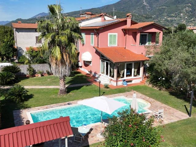 Villa Indipendente in vendita a Querceta, Seravezza