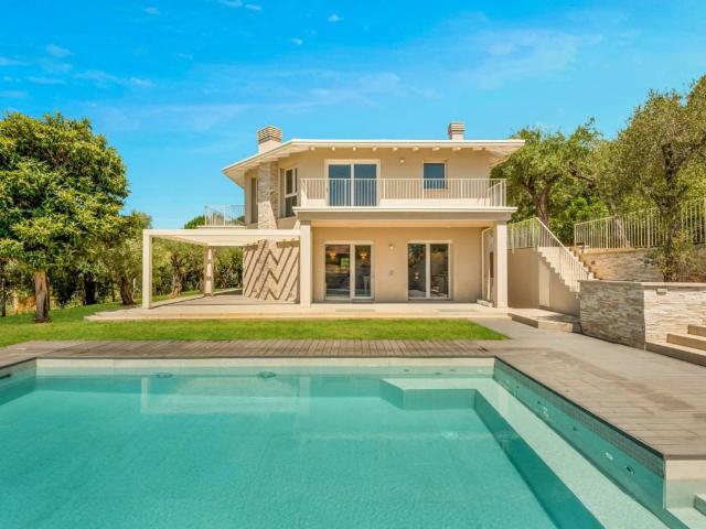 Villa Indipendente in vendita a Tonfano, Toscana