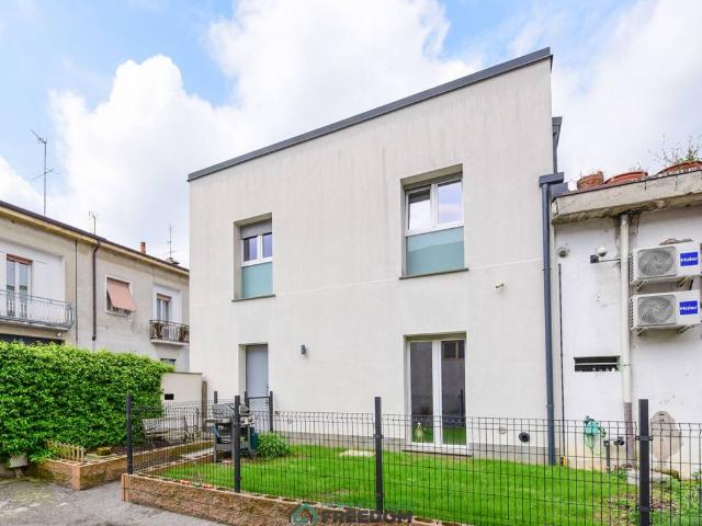 Villa Indipendente in vendita a Seregno, Lombardia