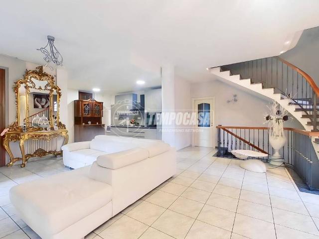 Villa Indipendente in vendita a San Salvatore, Seregno