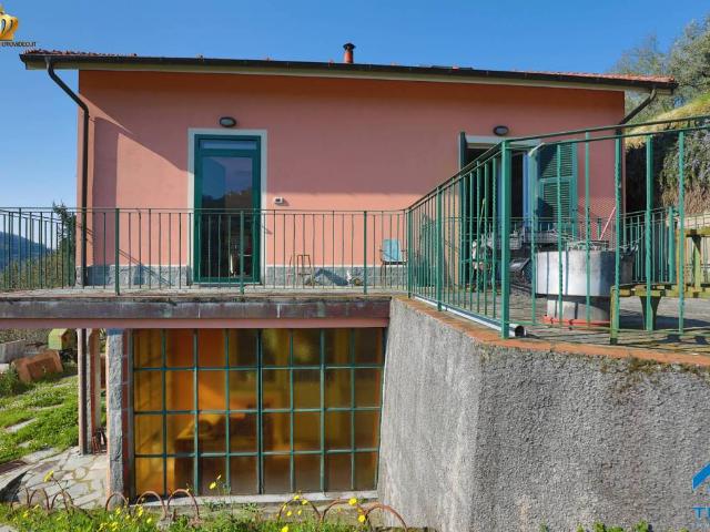Villa Indipendente in vendita a Serra Riccò, Liguria