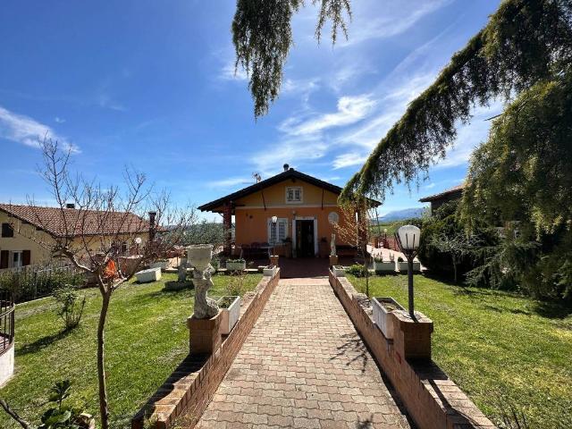 Villa Indipendente in vendita a Serrapetrona, Macerata