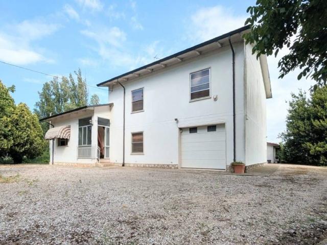 Villa Indipendente in vendita a Serravalle Po, Lombardia