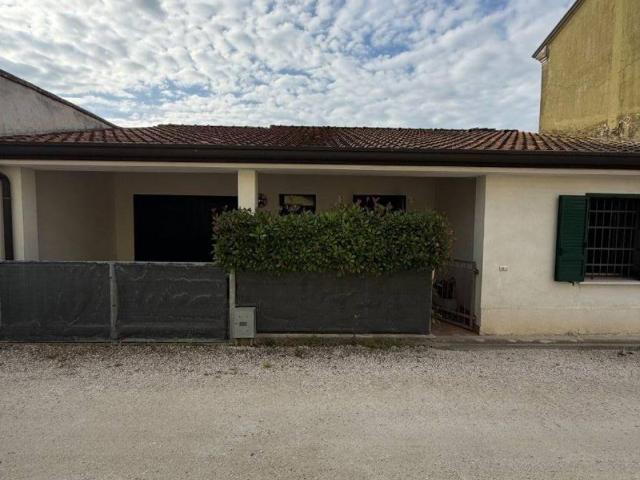 Villa Indipendente in vendita a Serravalle Po, Lombardia
