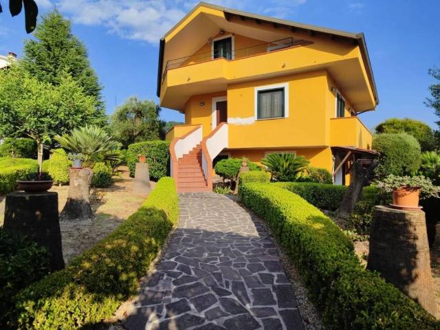 Villa Indipendente in vendita a Sessa Aurunca, Campania