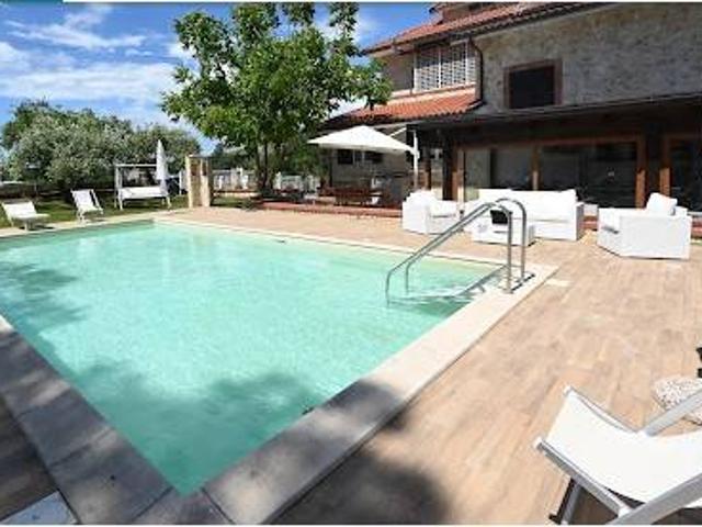Villa Indipendente in vendita a Sessa Aurunca, Campania