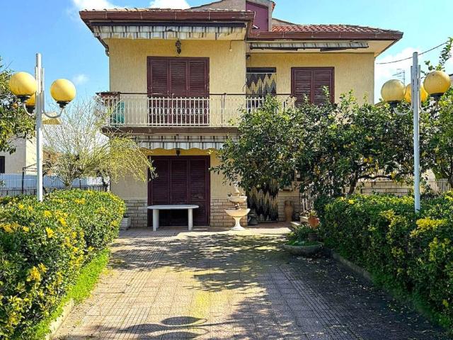 Villa Indipendente in vendita a Sessa Aurunca, Campania