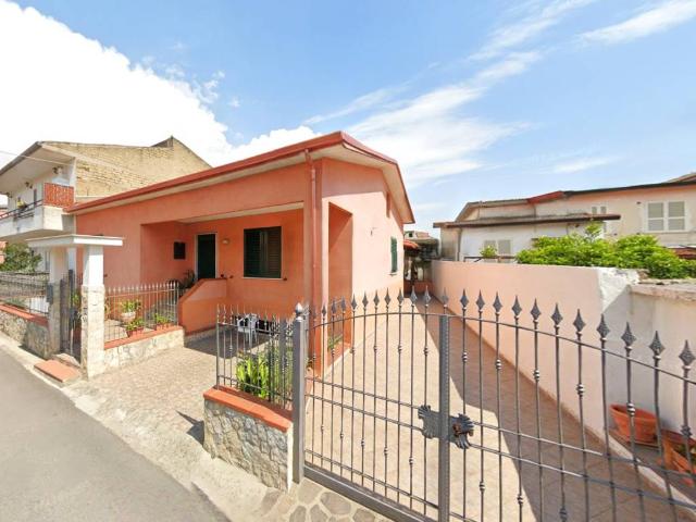 Villa Indipendente in vendita a Sessa Aurunca, Campania