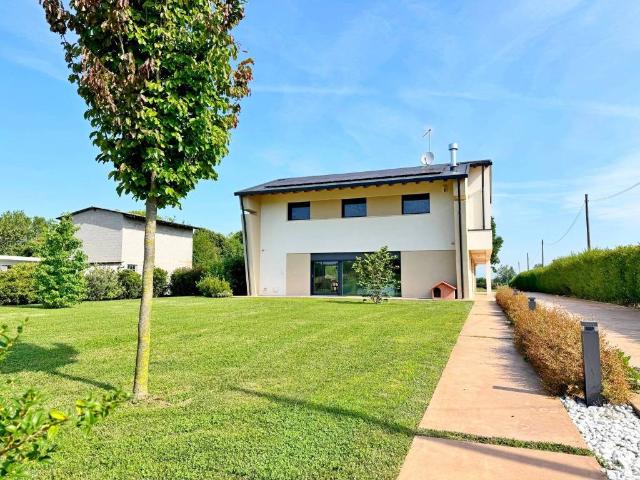 Villa Indipendente in vendita a Sesto Al Reghena, Friuli-Venezia Giulia