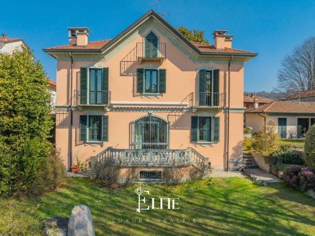 Villa Indipendente in vendita a Sesto Calende, Lombardia
