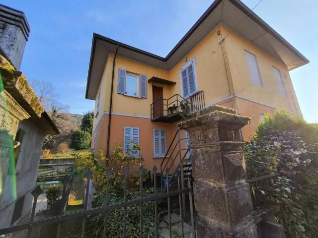 Villa Indipendente in vendita a Sesto Calende, Lombardia