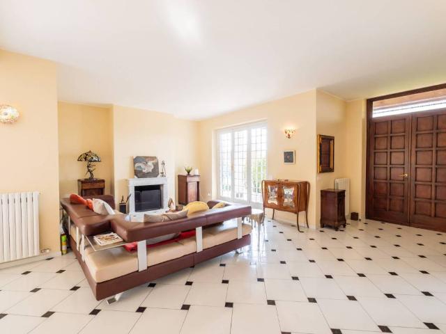 Villa Indipendente in vendita a Lisanza, Sesto Calende