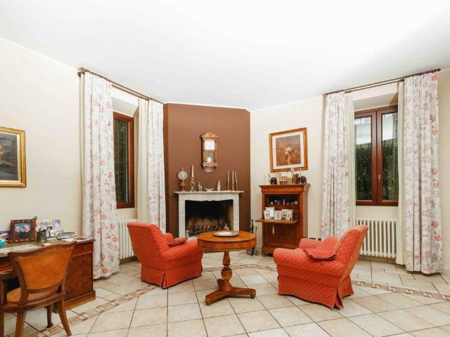 Villa Indipendente in vendita a Sesto Calende, Lombardia