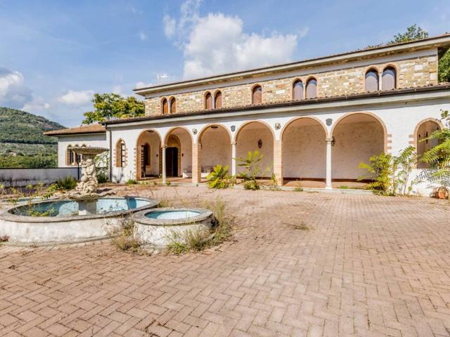 Villa Indipendente in vendita a Bassiano, Lazio