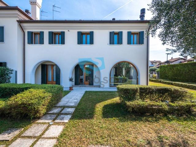 Villa Indipendente in vendita a Lanzago, Silea