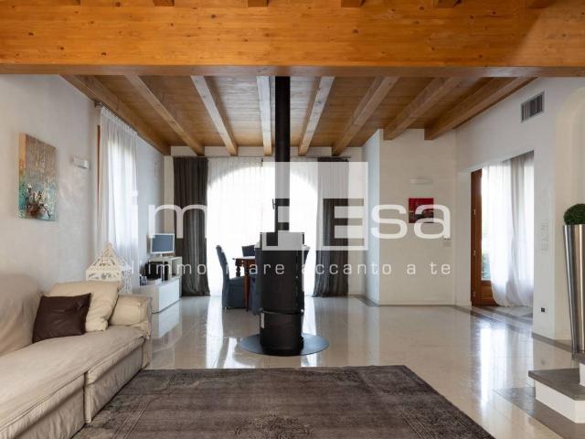 Villa Indipendente in vendita a Lanzago, Silea