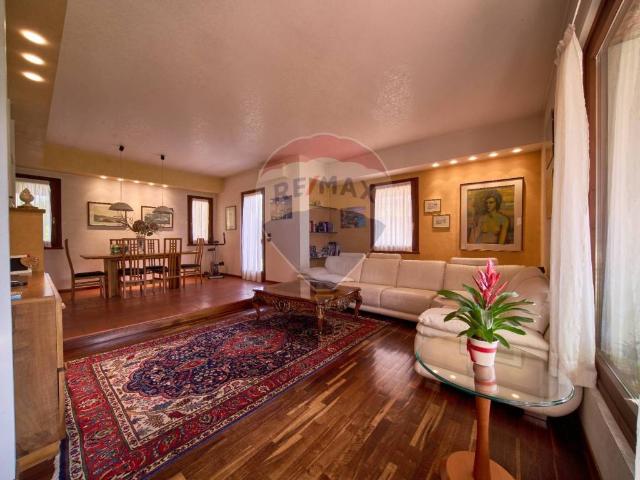 Villa Indipendente in vendita a Lugana, Sirmione