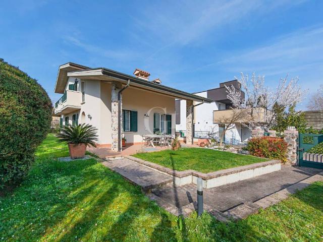 Villa Indipendente in vendita a Lugana, Sirmione