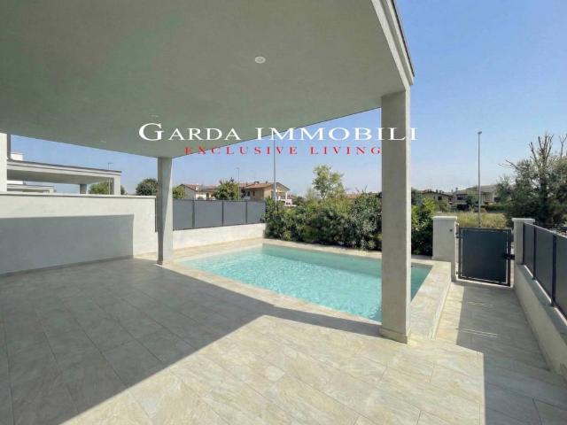 Villa Indipendente in vendita a Peschiera Del Garda, Veneto