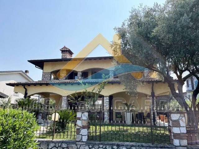 Villa Indipendente in vendita a Lugana, Sirmione