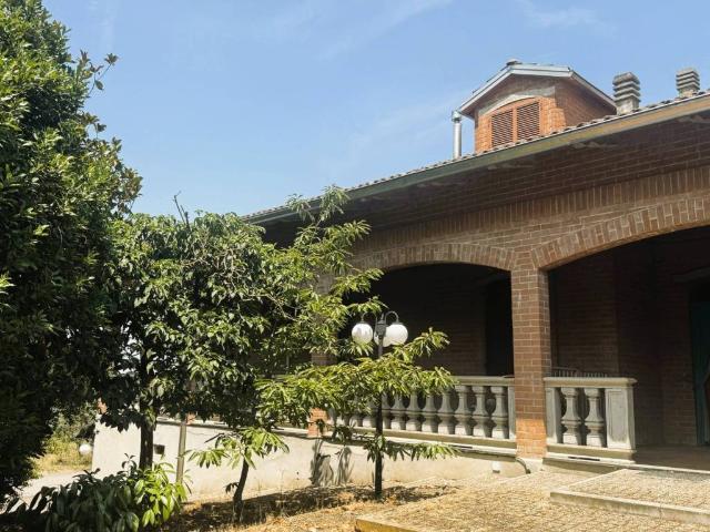 Villa Indipendente in vendita a Coltaro, Parma