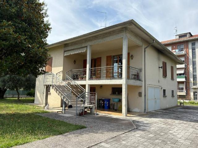 Villa Indipendente in vendita a Trecasali, Parma