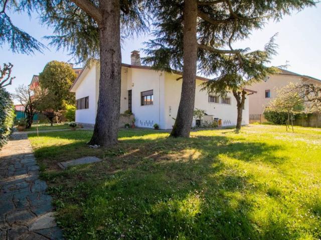 Villa Indipendente in vendita a Solaro, Lombardia