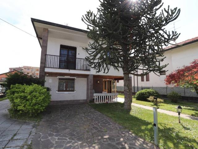Villa Indipendente in vendita a Solaro, Lombardia