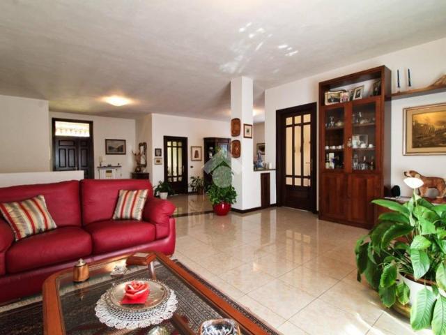 Villa Indipendente in vendita a Sommo, Lombardia