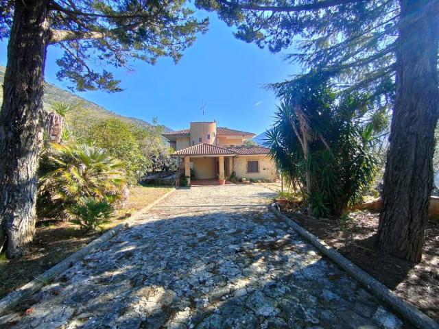 Villa Indipendente in vendita a Sonnino, Lazio