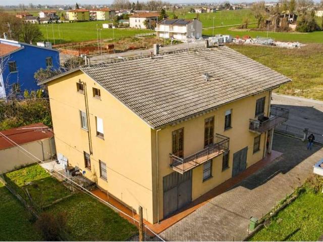 Villa Indipendente in vendita a Soragna, Reggio Emilia