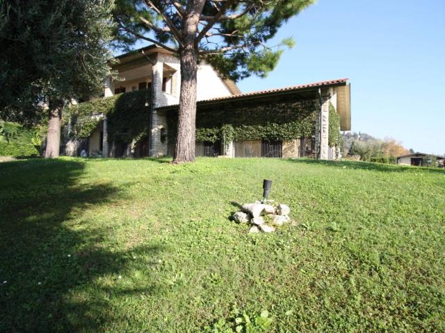 Villa Indipendente in vendita a Corna, Sotto Il Monte Giovanni