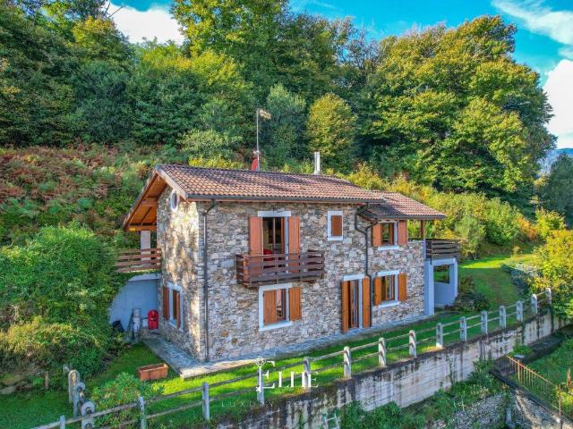 Villa Indipendente in vendita a Brisino, Piemonte