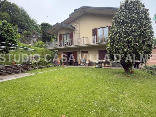 Villa Indipendente in vendita a Strozza, Lombardia